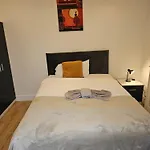 Jah Lodge Brsitol Big House Stay Free Parking 20 Percent Off Weekly Monthly Stay Business Contractor Students Relocations 5Bed