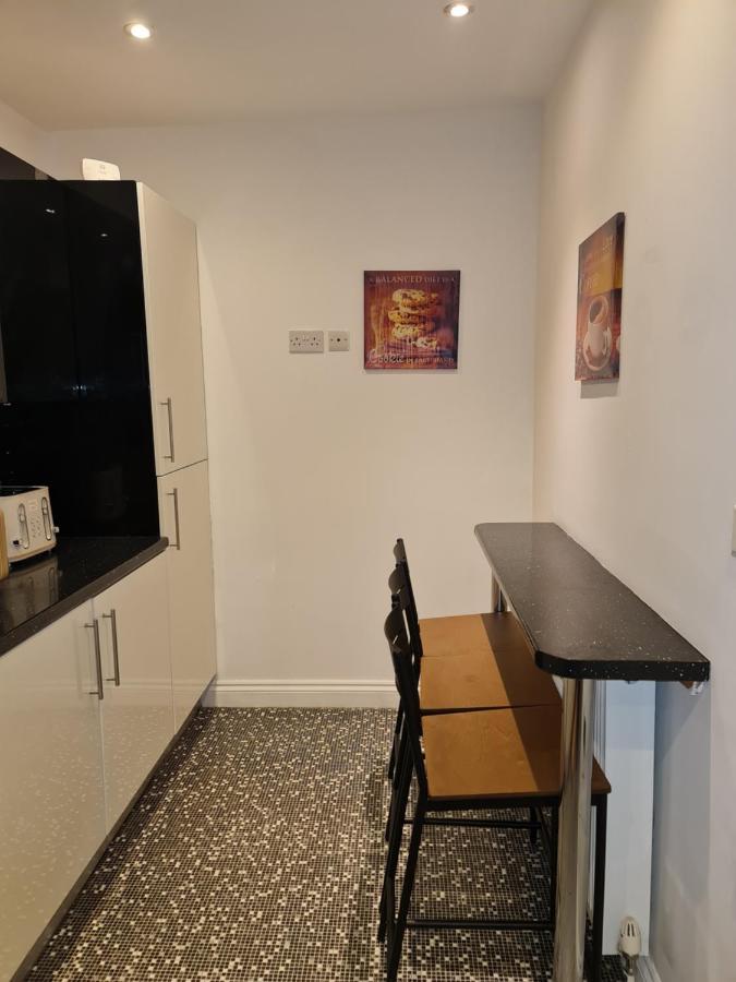 Jah Bristol: Spacious 5-bed With Free Parking For Extended Apartamento