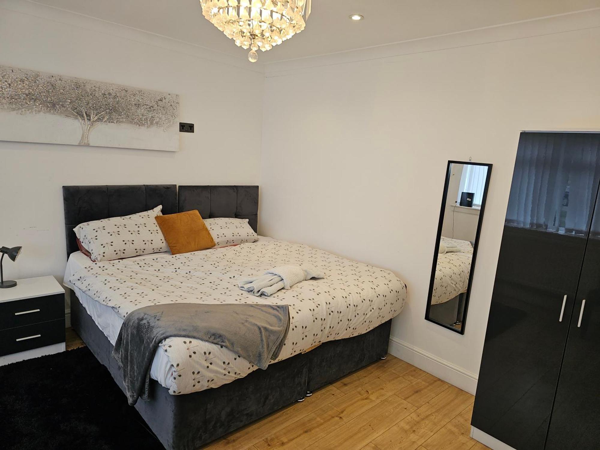 Jah Bristol: Spacious 5-bed With Free Parking For Extended Apartamento